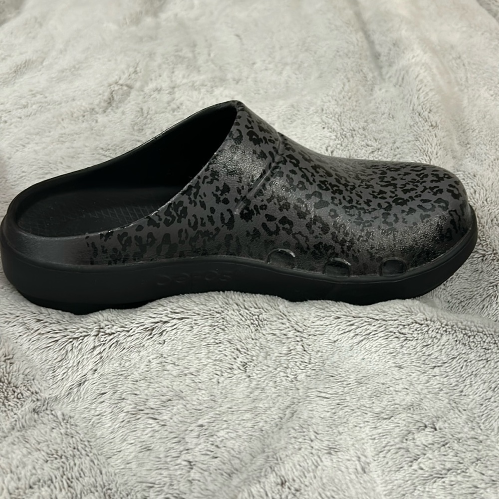 Leopard print oofos worn once size 8/9  EU39